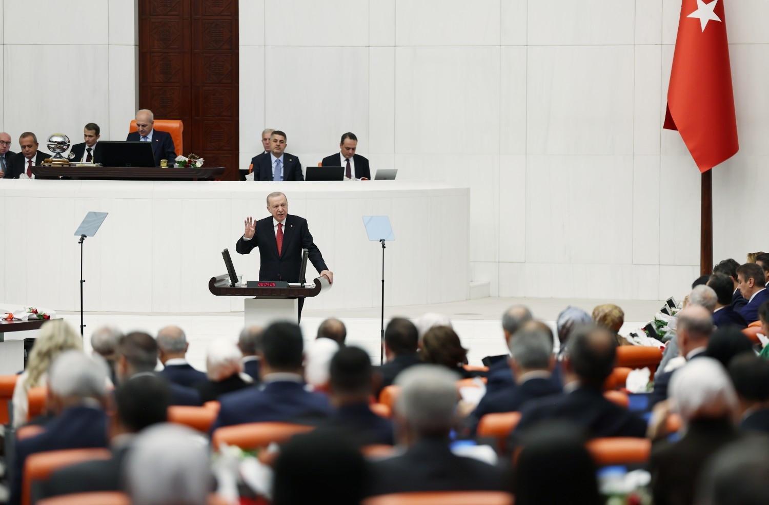 Erdoğan pushes for new charter as parliament reopens