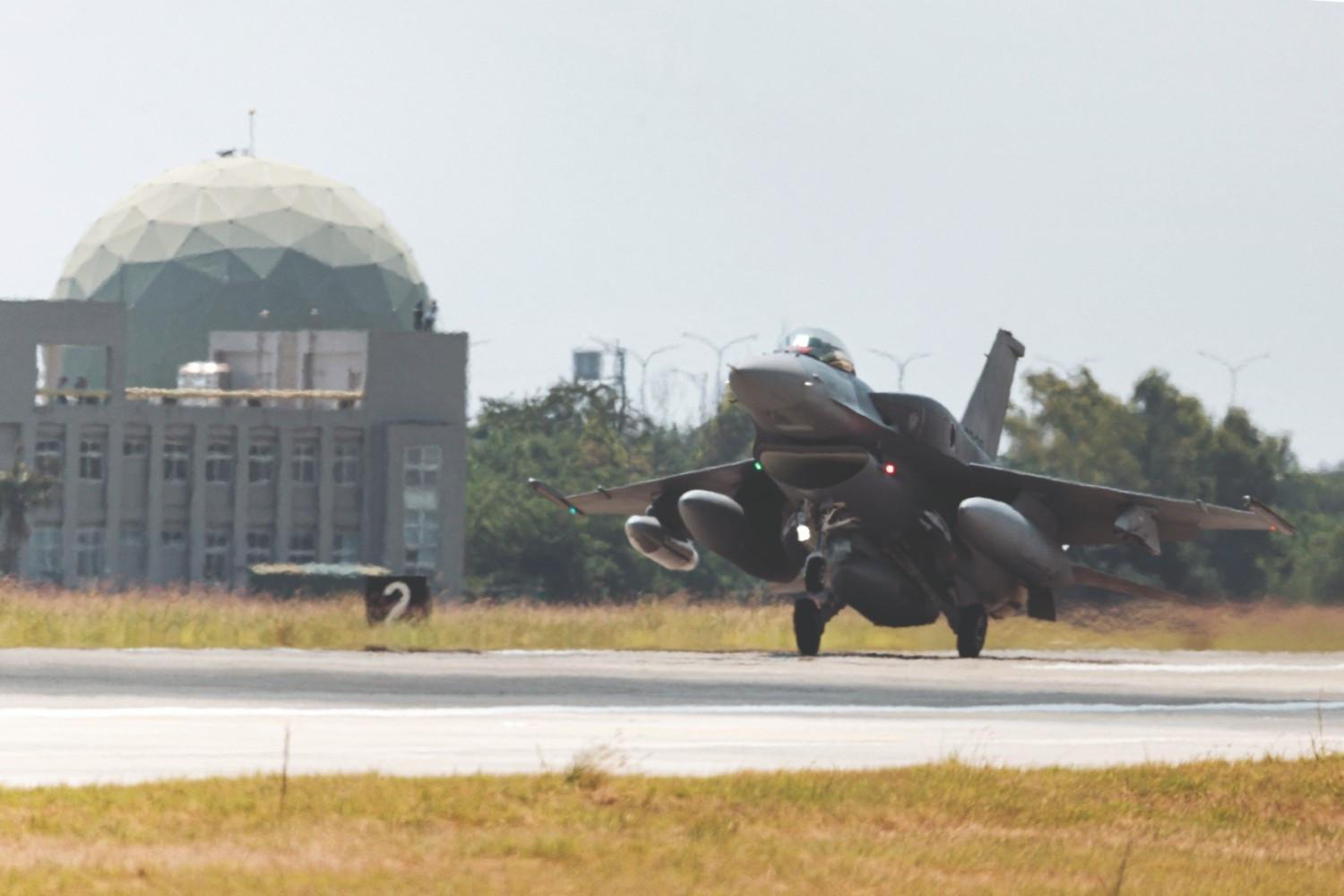 Taiwan receives its first US-made F-16V fighter jets