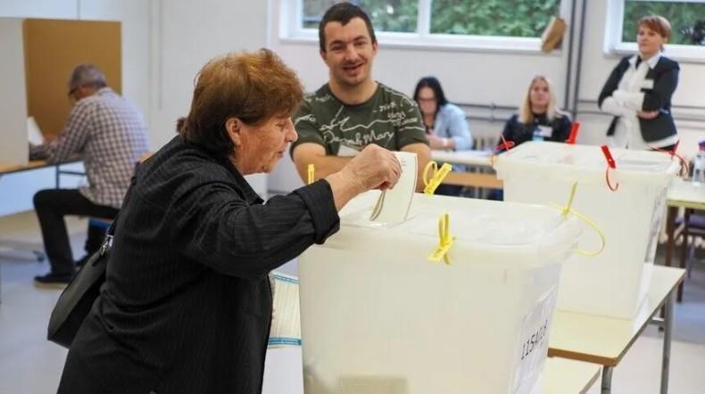Bosnia votes as wartime ethnic divisions dominate