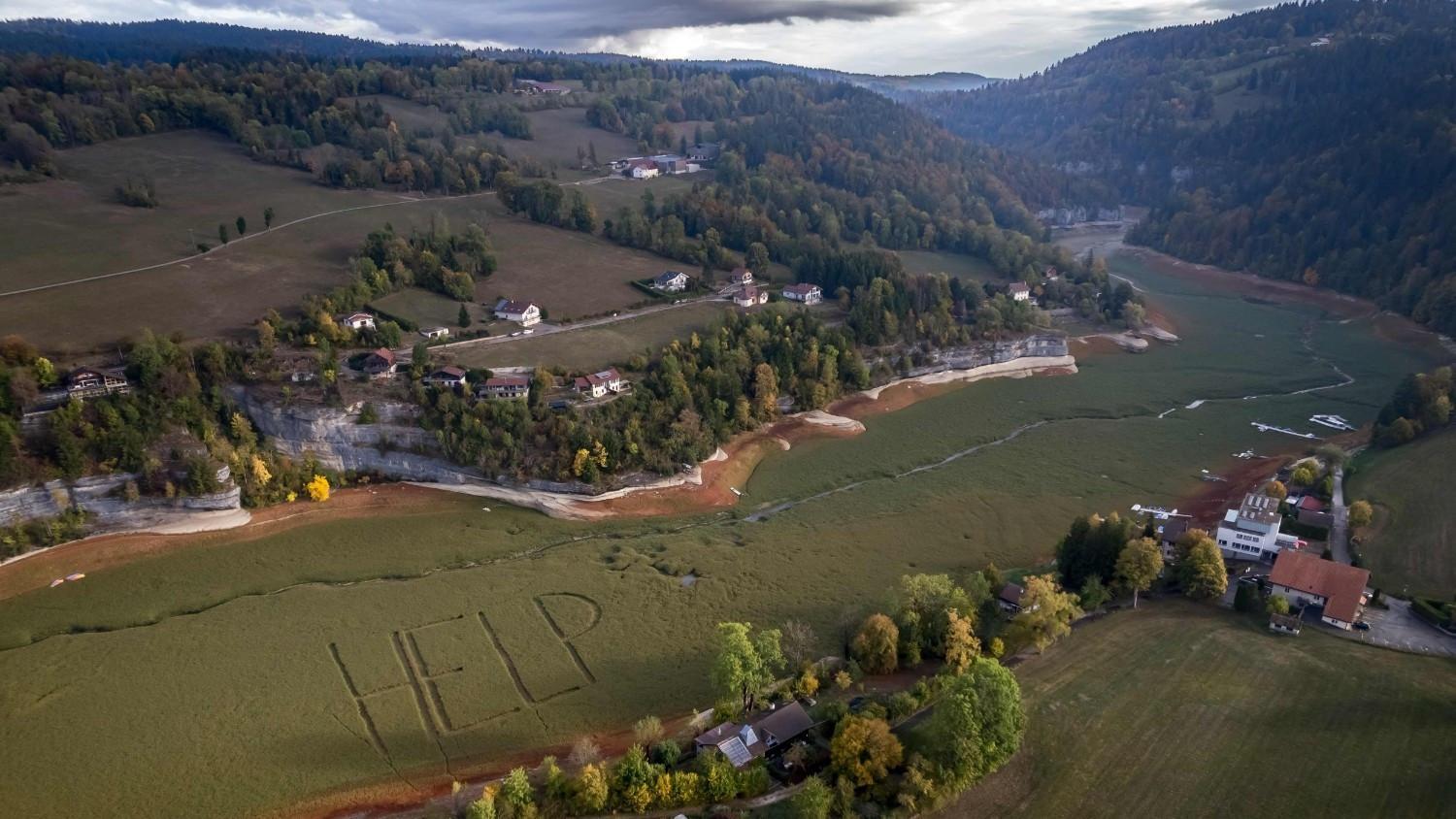 Cry for help as French-Swiss lake dries up