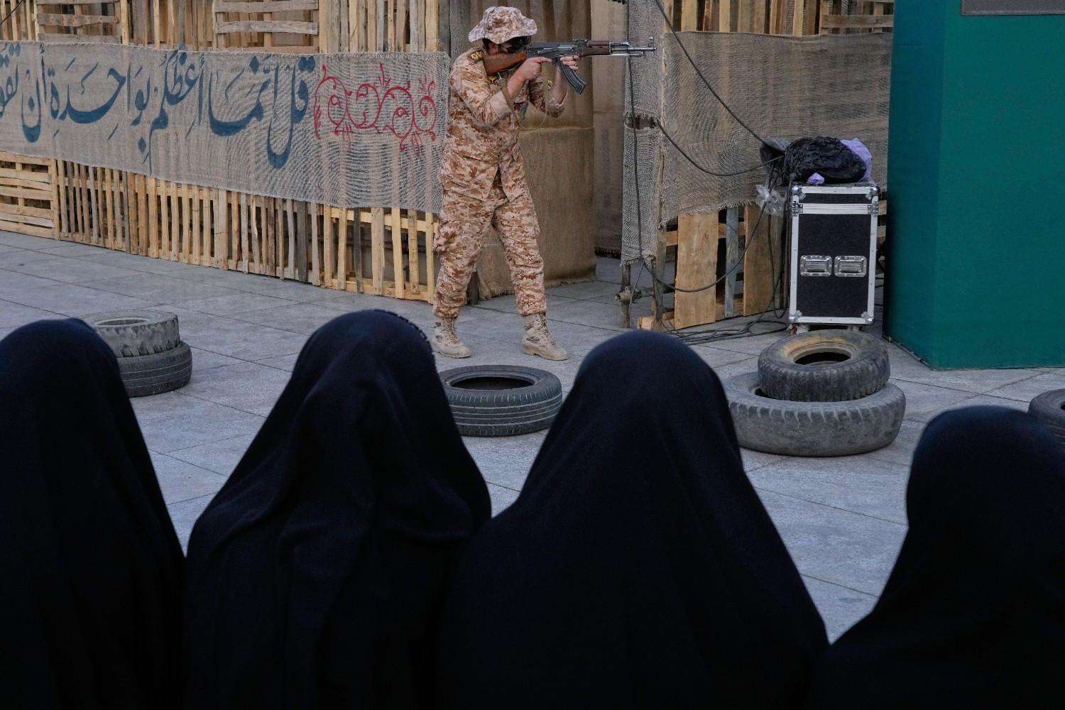Iranian volunteers receive weapons training amid war fears