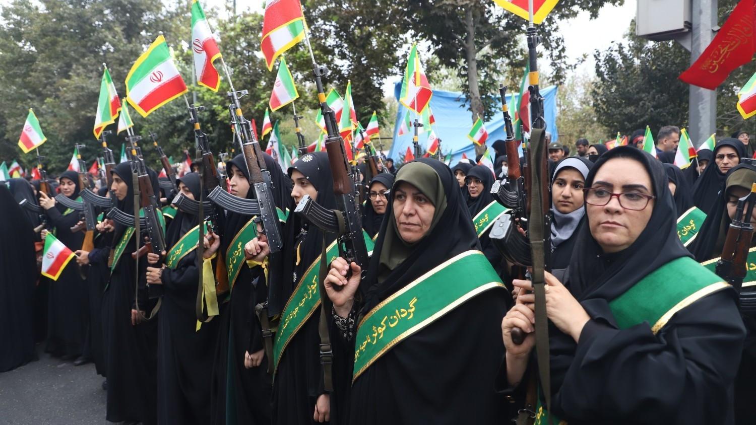Iranian volunteers receive weapons training amid war fears