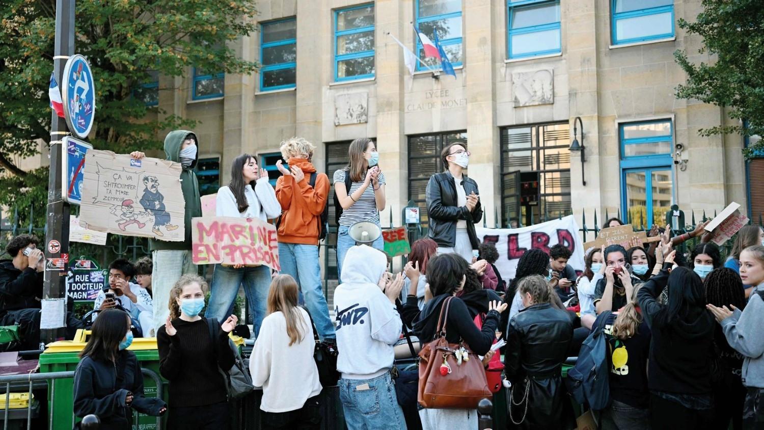 Hundreds of French high schools shut