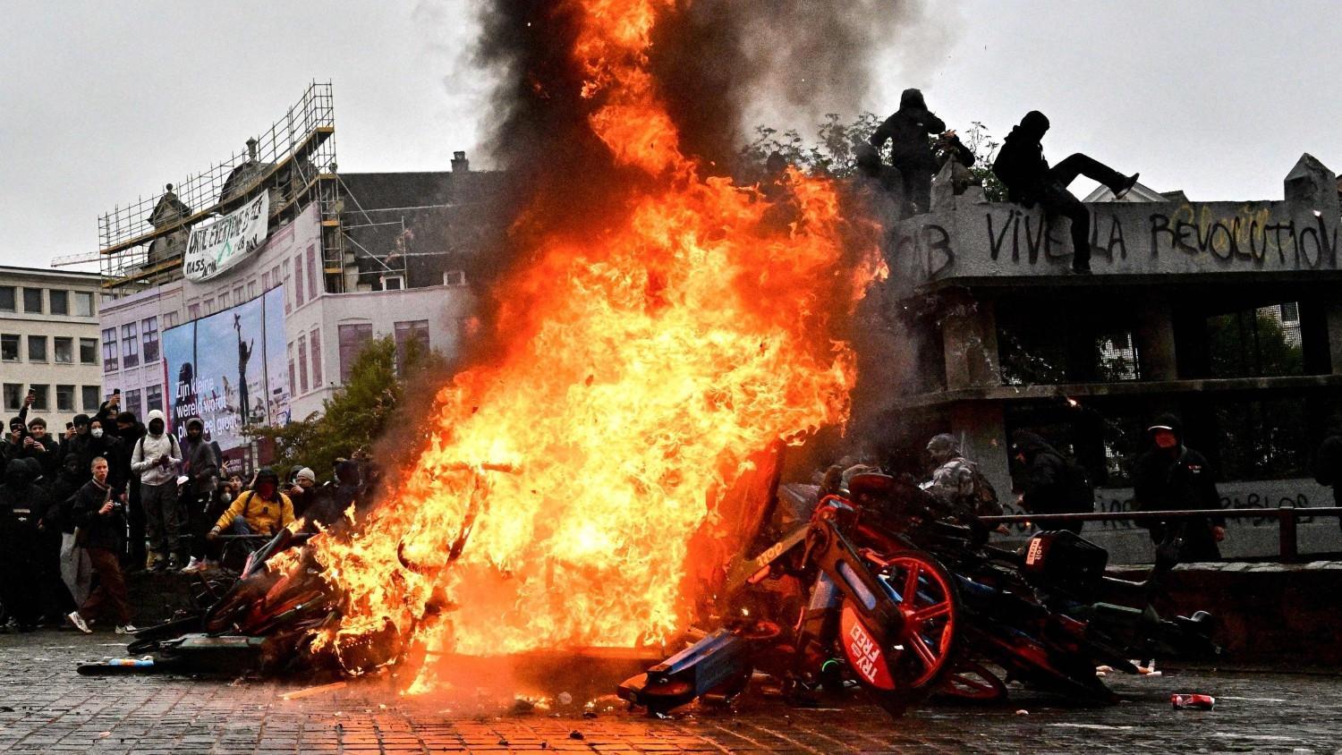 Chaotic scenes as police, youths face off at Brussels protest
