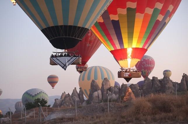 Keffiyeh-patterned balloons fly over Cappadocia in call for Gaza peace