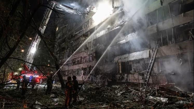 Heavy Russian strikes on Ukraine kill 6, cut power in Kiev
