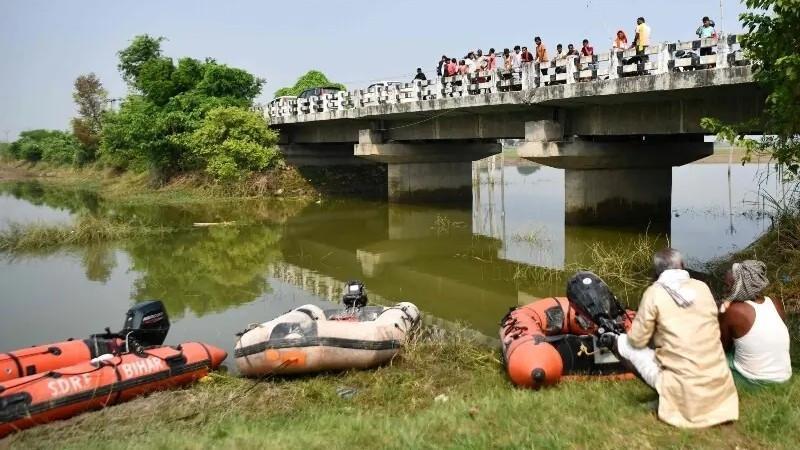 India festival boat capsize kills 13 children