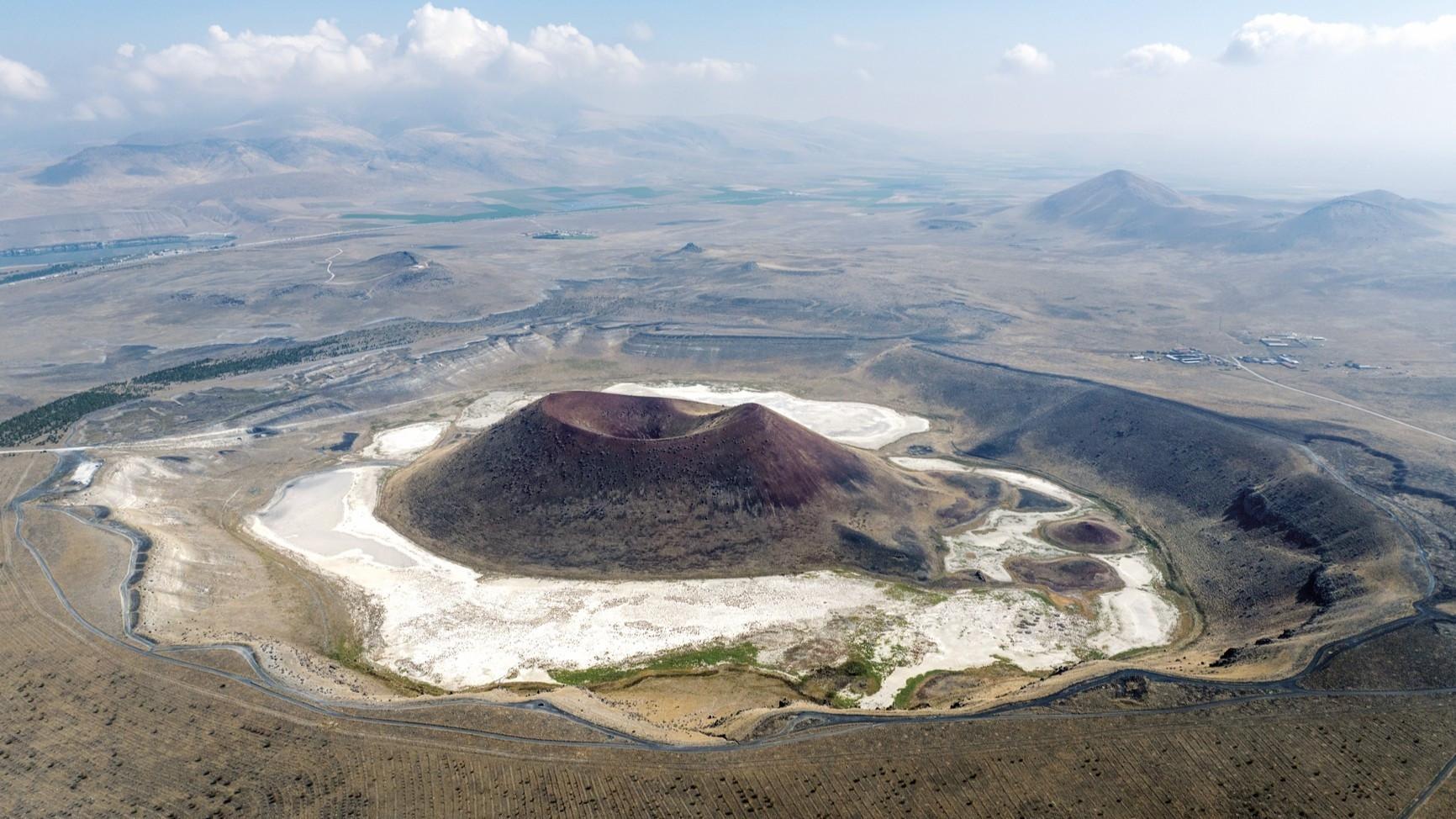 Lab preserves crater lake microbes in central Türkiye