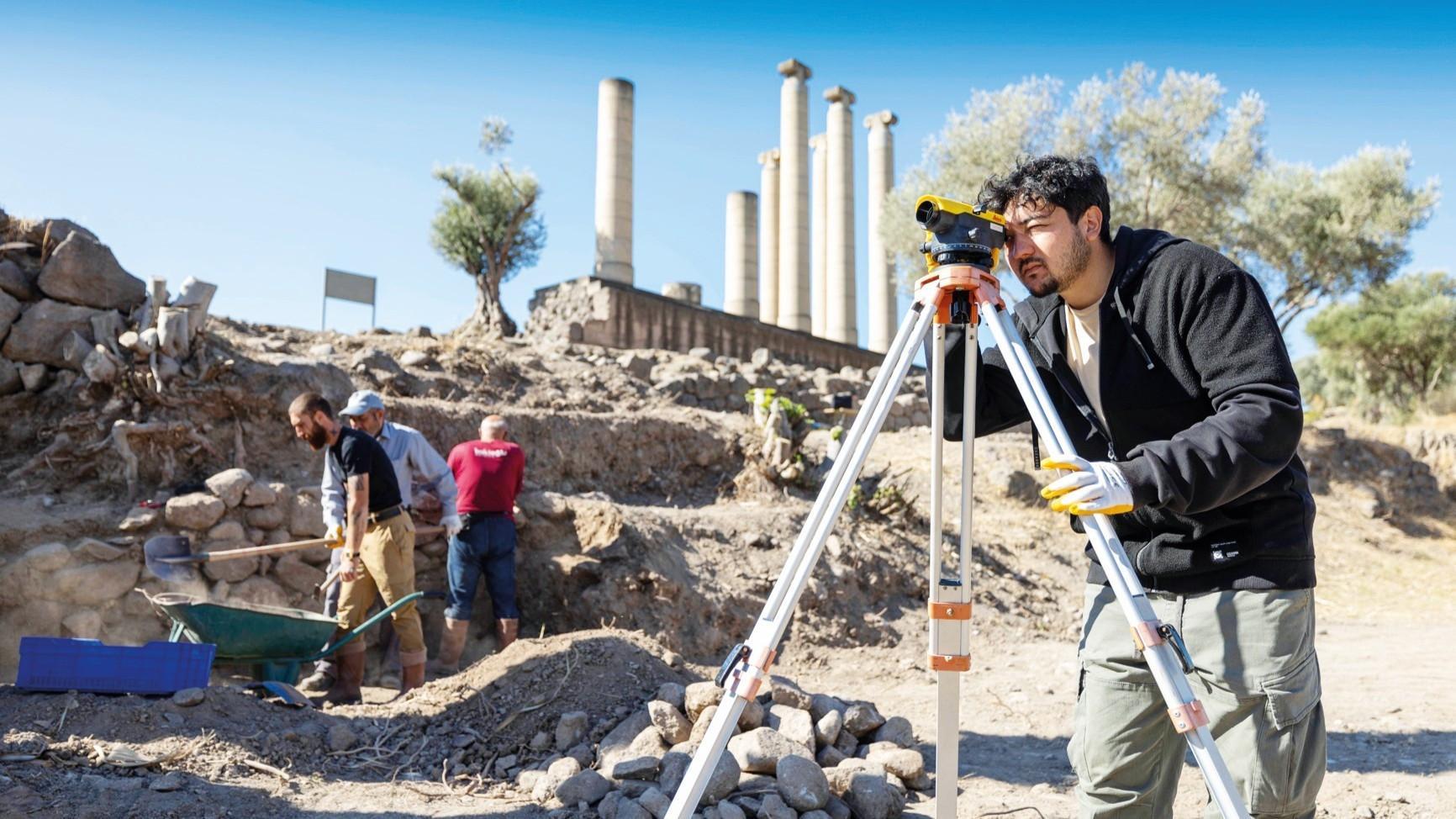 5,000-year-old silver jewelry trove sheds light on İzmir’s past
