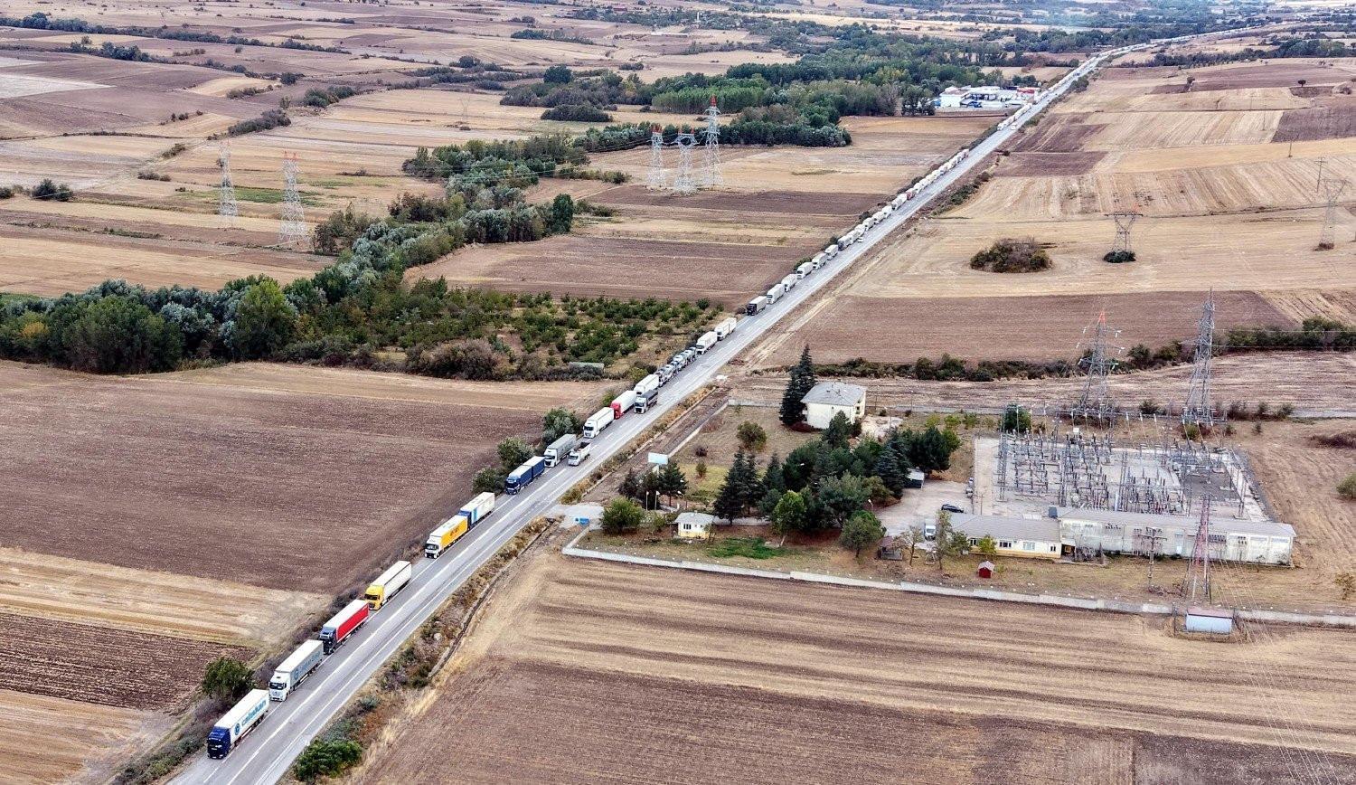 Truck queue stretches 30 kilometers at Bulgarian border