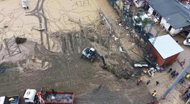 Istanbul demolishes streambed buildings after deadly floods