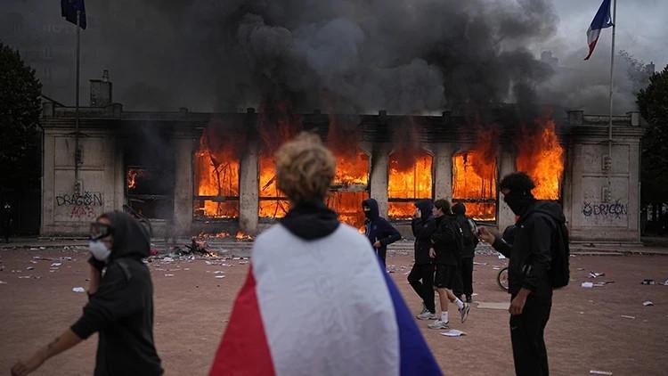 European stocks retreat as France violence spreads