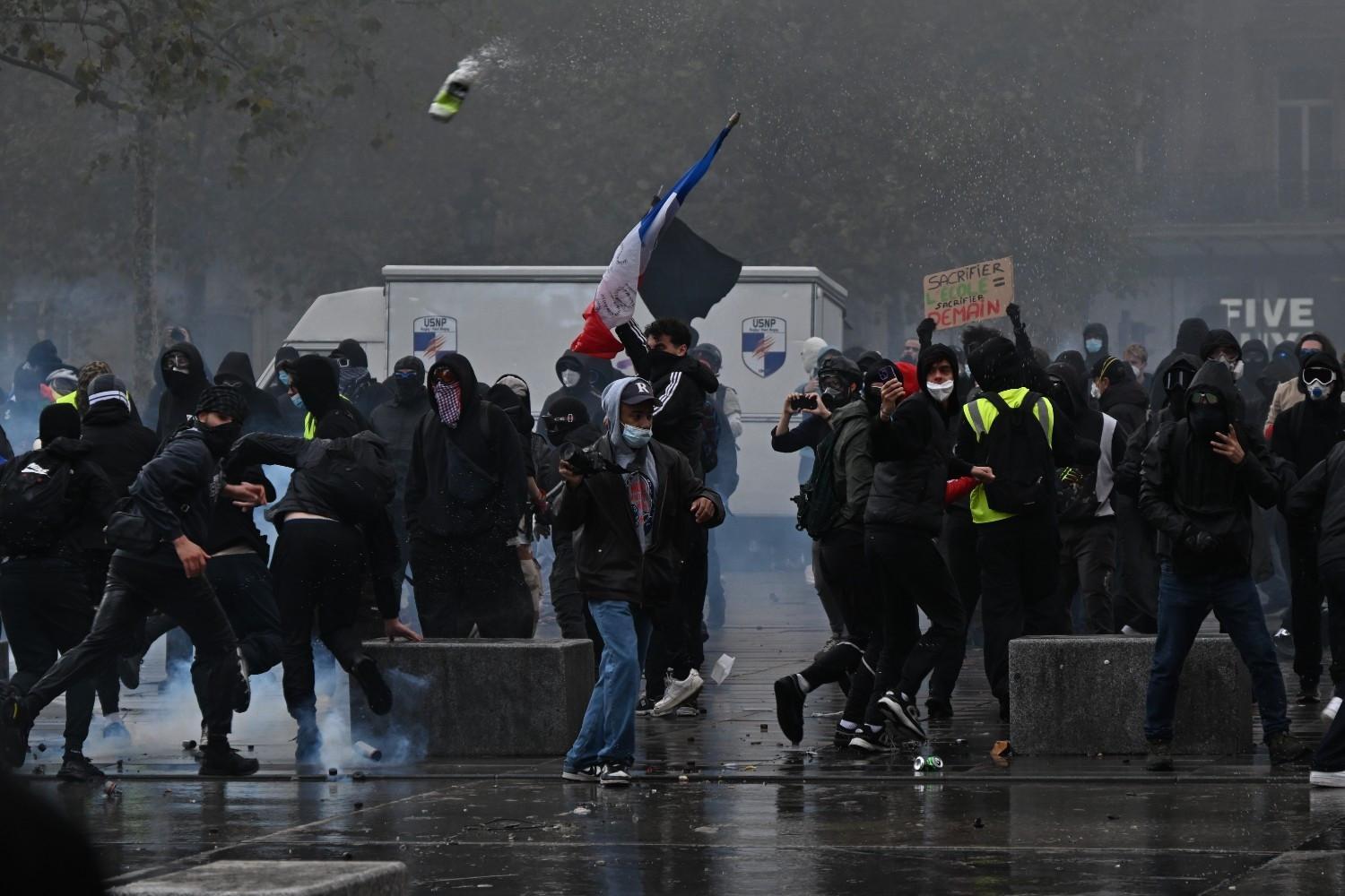 PM calls for curfews in France as gov't grapples with unrest