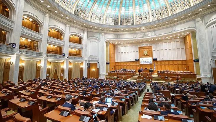 Romanian parliament approves pro-EU gov't after months of deadlock