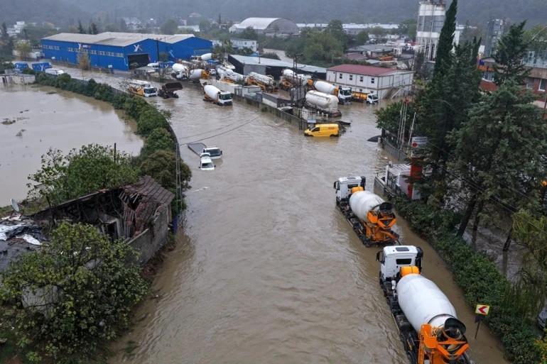 Istanbul flood toll hits seven as search ends