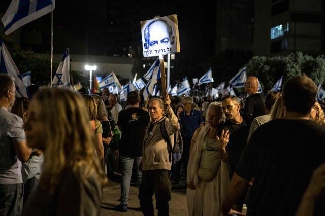 Thousands rally in Tel Aviv against Netanyahu ahead of vote