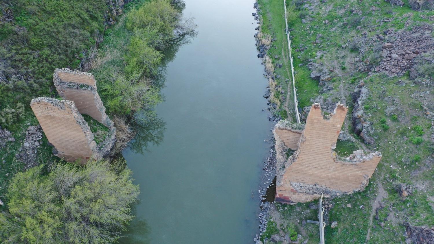 Türkiye advances joint restoration project of historic bridge on Armenian border
