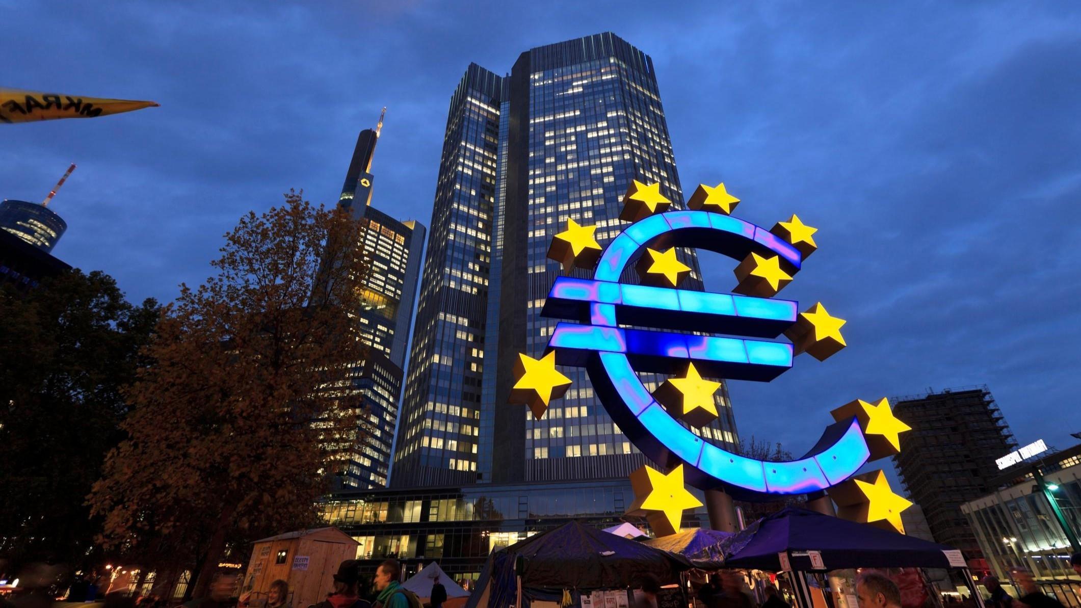 Eurozone banks tighten lending as demand weakens