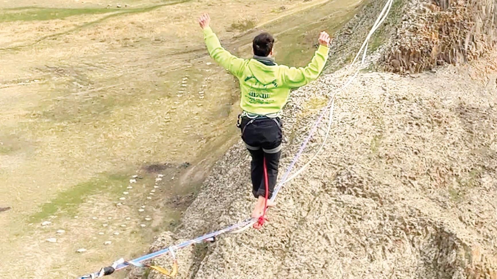 Highliners take on deep canyon in eastern Türkiye