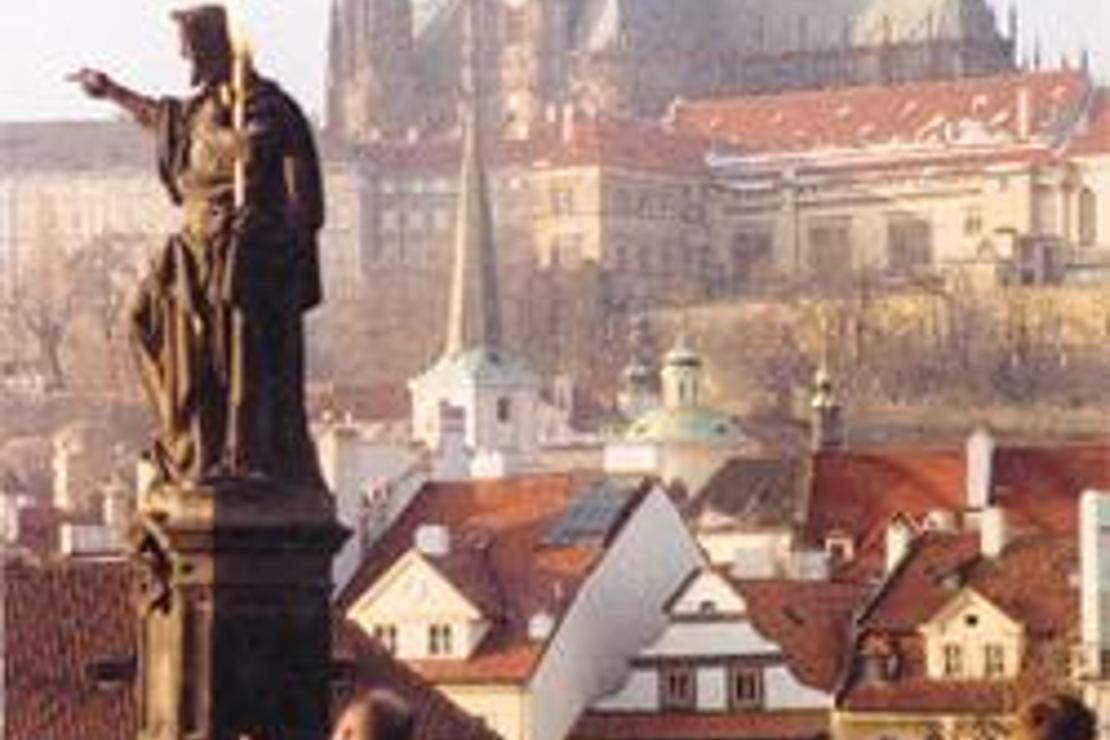 İnce, hassas, gri-kahverengi ruhlu kuleler kenti Prag