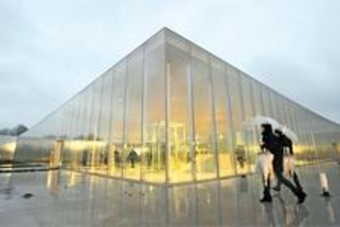 Louvre Müzesi’ne kardeş geldi fakir Lens’in göğsü kabardı