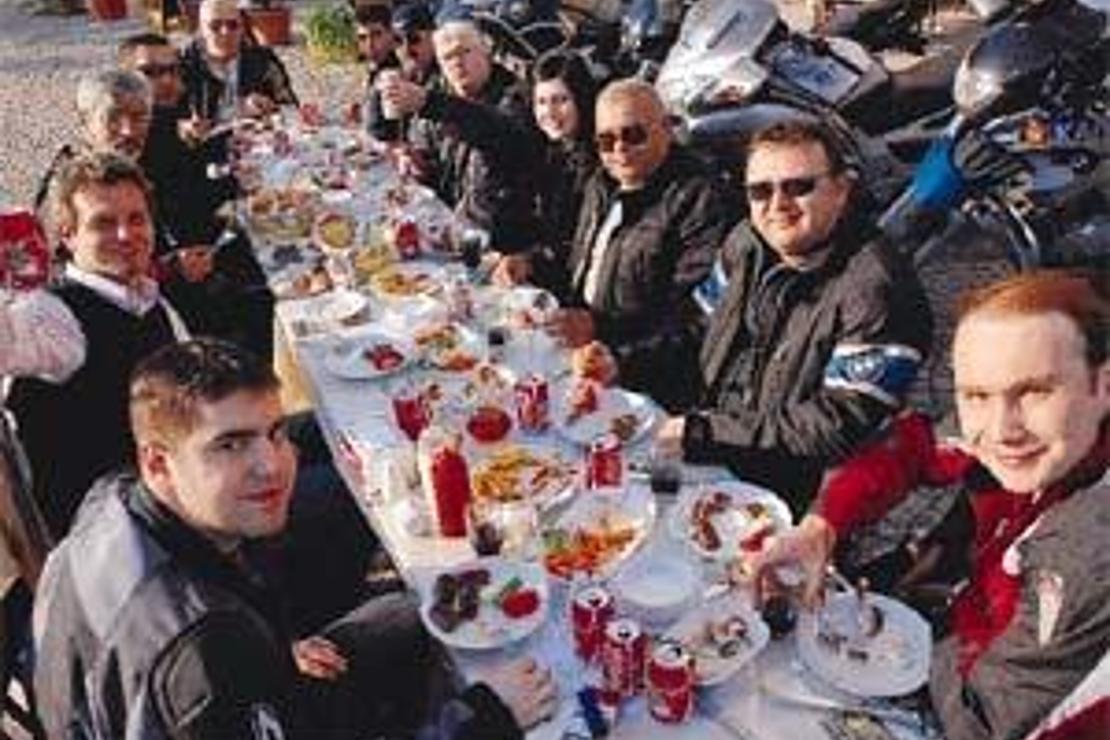 Motogurmeler 362 kişilik bu grup motosikleti ve yemeği eşit derecede seviyor