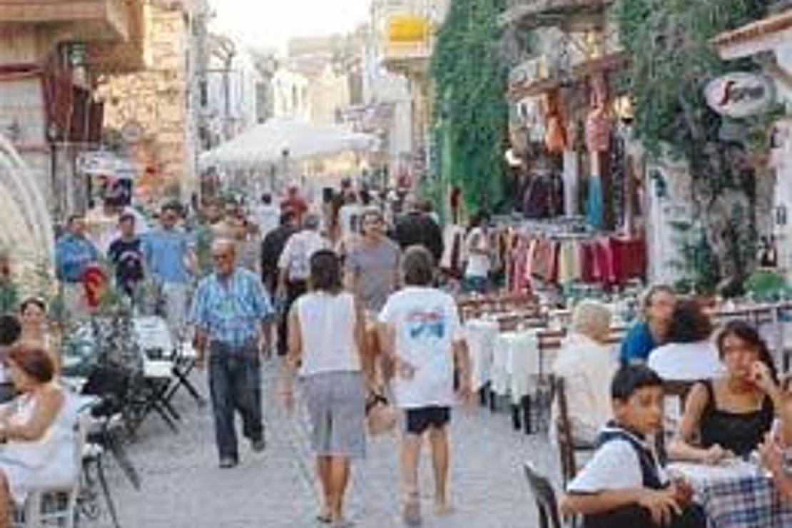 Lavanta, Kırmızı Ardıç Kuşu ve Rasim Amca yanyana ALAÇATI KEMALPAŞA CADDESİ