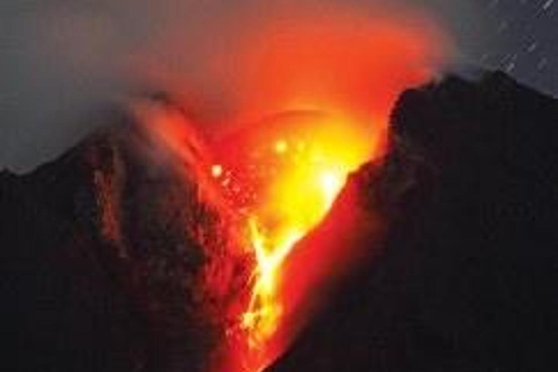 Gece karanlığında Merapi’nin lavları kan kırmızısı akıyordu