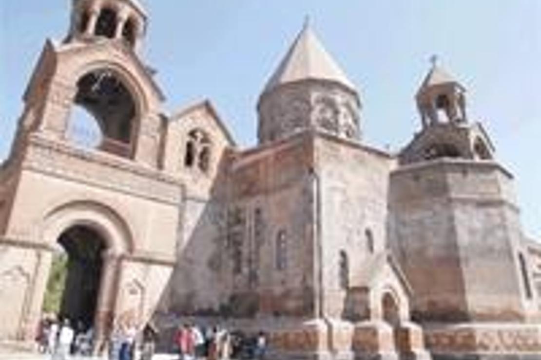 Erivan’ın heykellerini, Echmiadzin’in kubbesindeki işlemeleri, Sevan’ın buz mavisini unutamayacaksınız