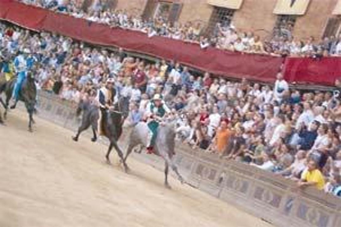 Palio’da atlar yarışır İtalyanlar şölen yapar