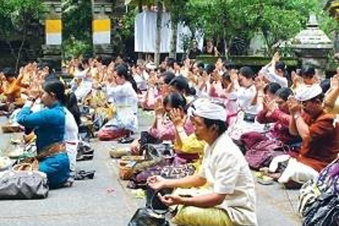 Tapınaklarda yerel dansçıları izledim, caddede maymunları besledim