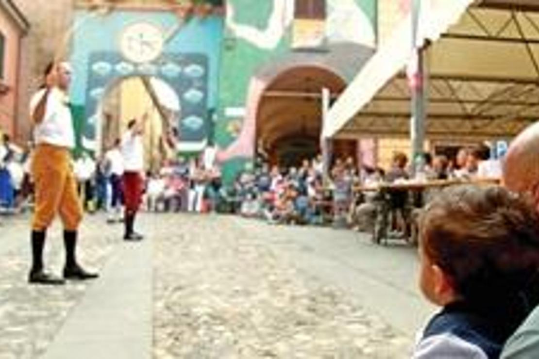 Dansçıları kamçılı sokakları freskli Dozza