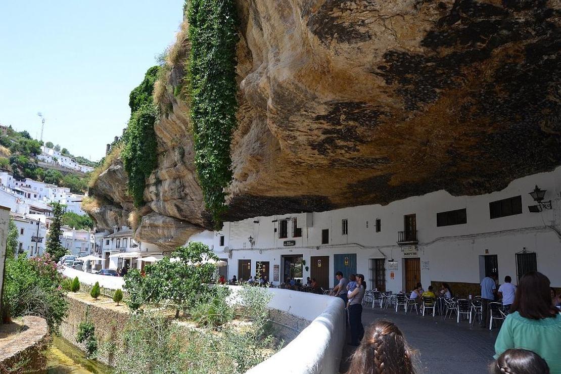 Kayalığın altında bir kasaba: Setenil de las Bodegas