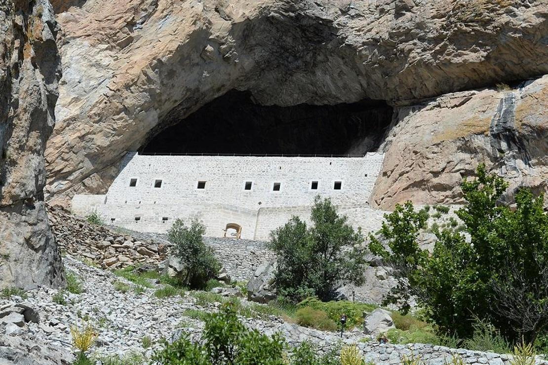 Kayaya oyma manastır turistleri bekliyor 