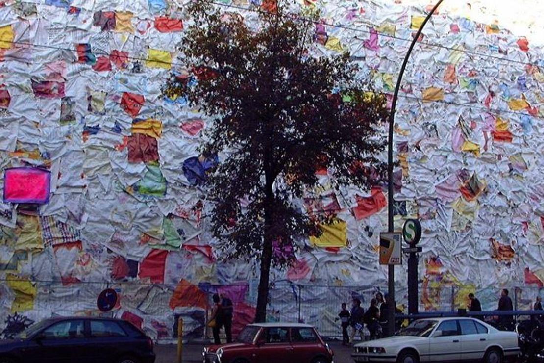 Aşk mektuplarıyla binayı sanat eserine çevirdi!