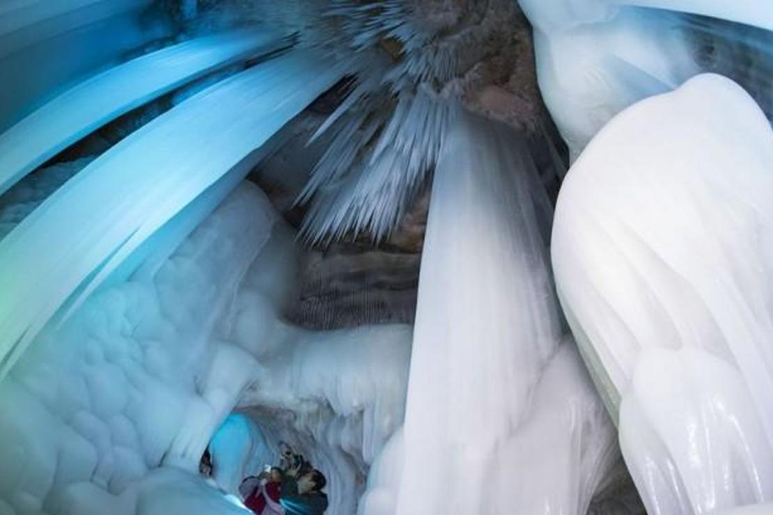 Çin'deki büyük buz mağarası hiç erimiyor!