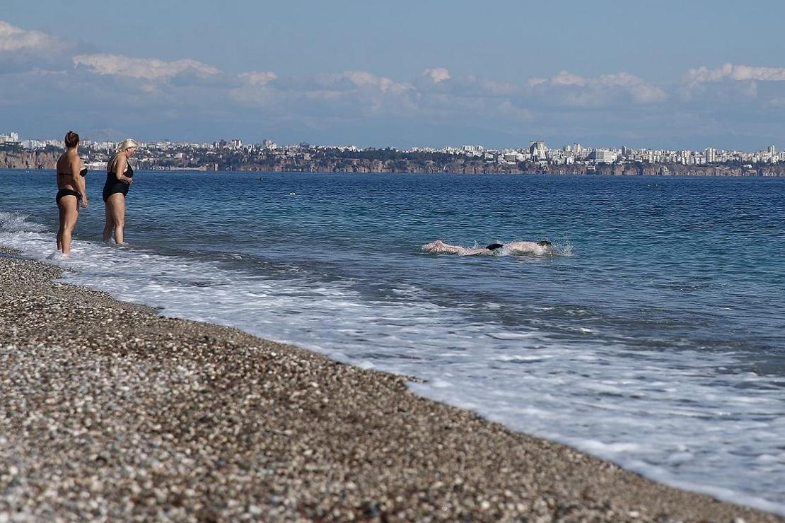 Zirvede kar, sahilde deniz keyfi! Türkiye'de ilginç manzara...