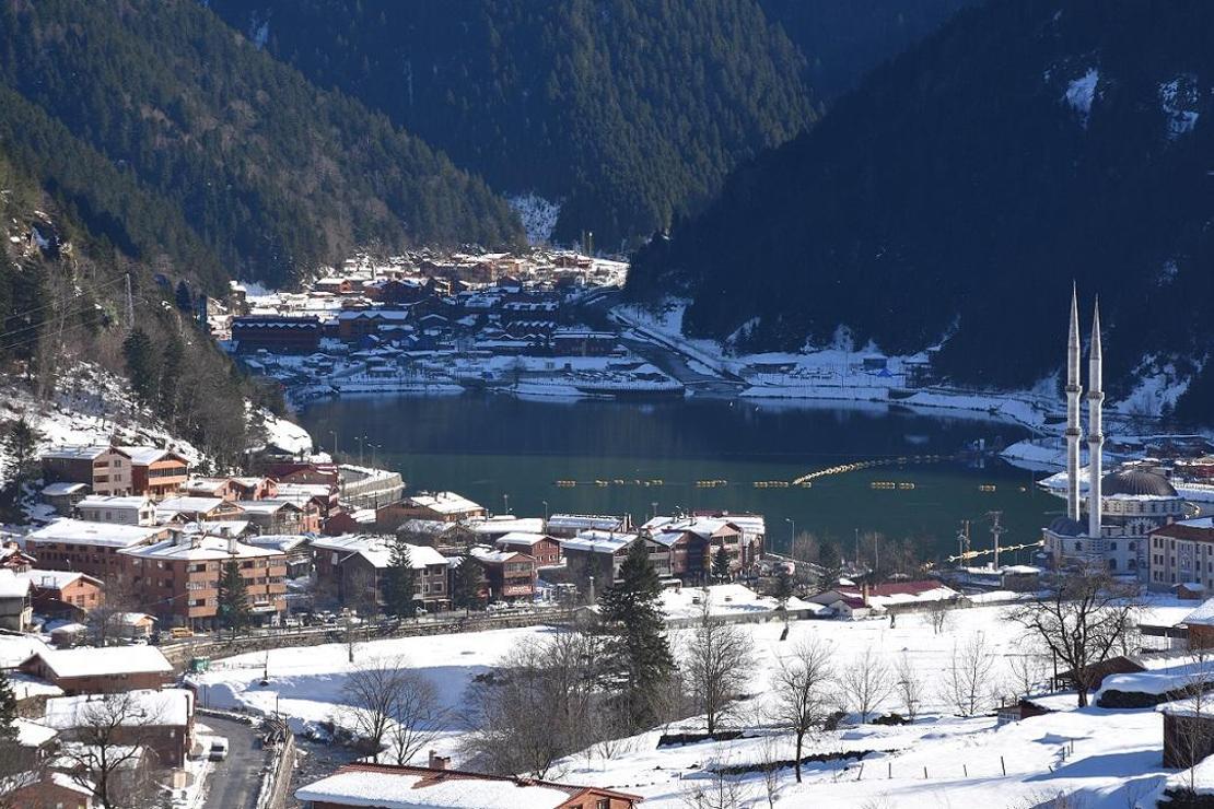 Uzungöl beyaza büründü, yılbaşına hazır!