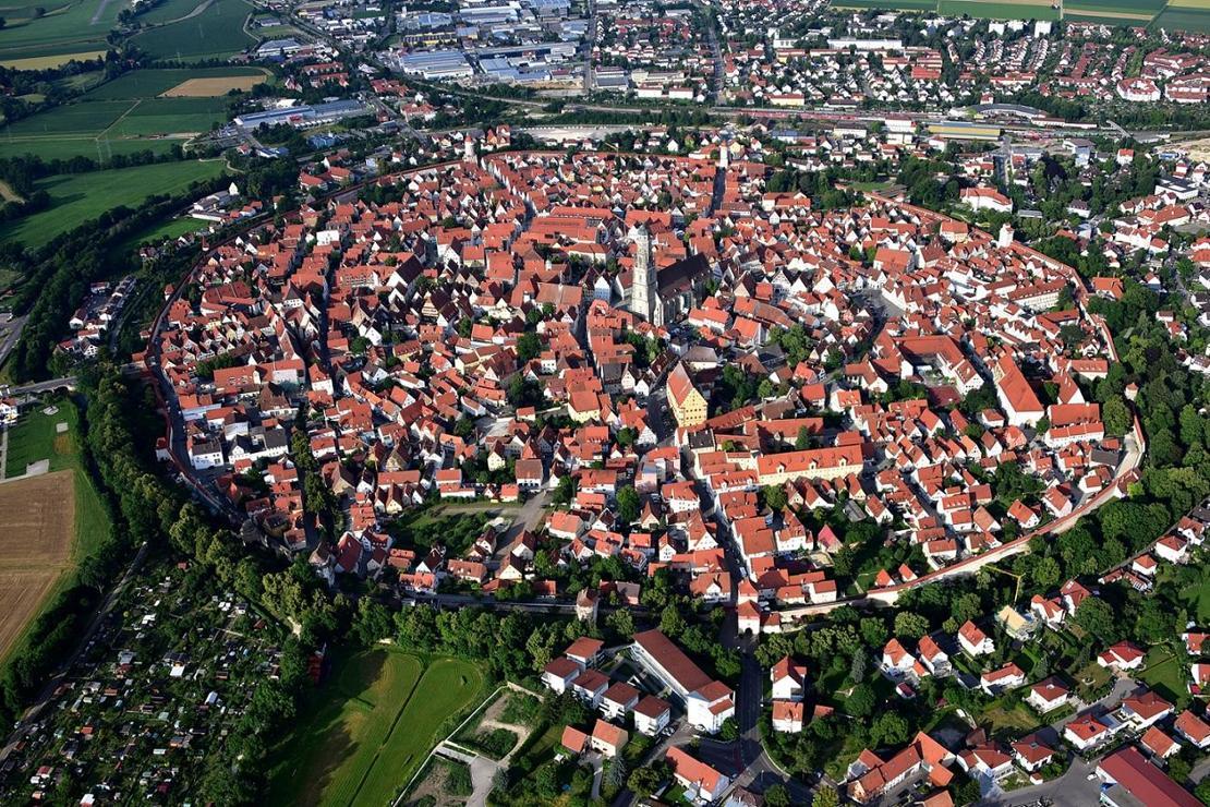 Binaları elmas taşlarla süslü kasaba (Nördlingen)