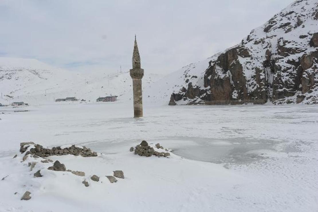 Buzlar arasından yükselen minare