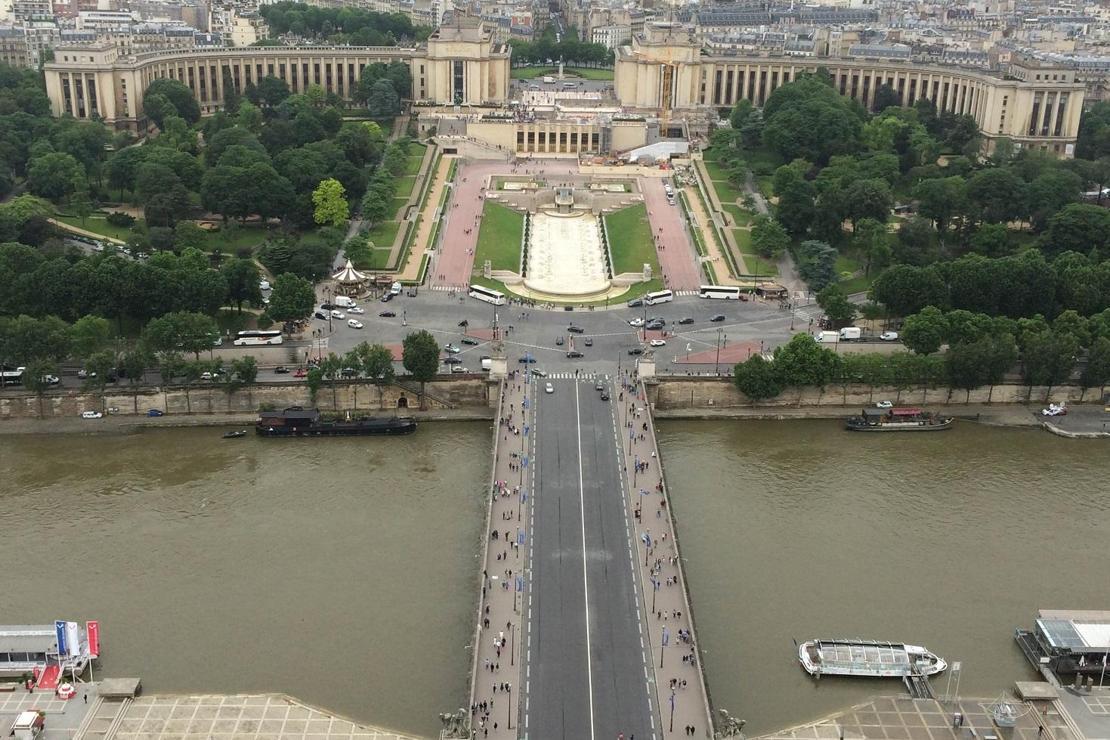 Filmlerle başlayan, kendisiyle devam eden Paris aşkı