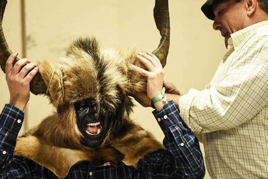 Erkeklerin boynuzlarla kadınları korkuttuğu festival