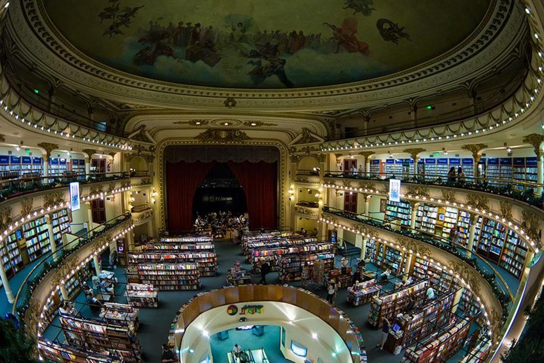 100 yıllık tiyatro binası büyüleyici bir kitapçıya dönüştürüldü