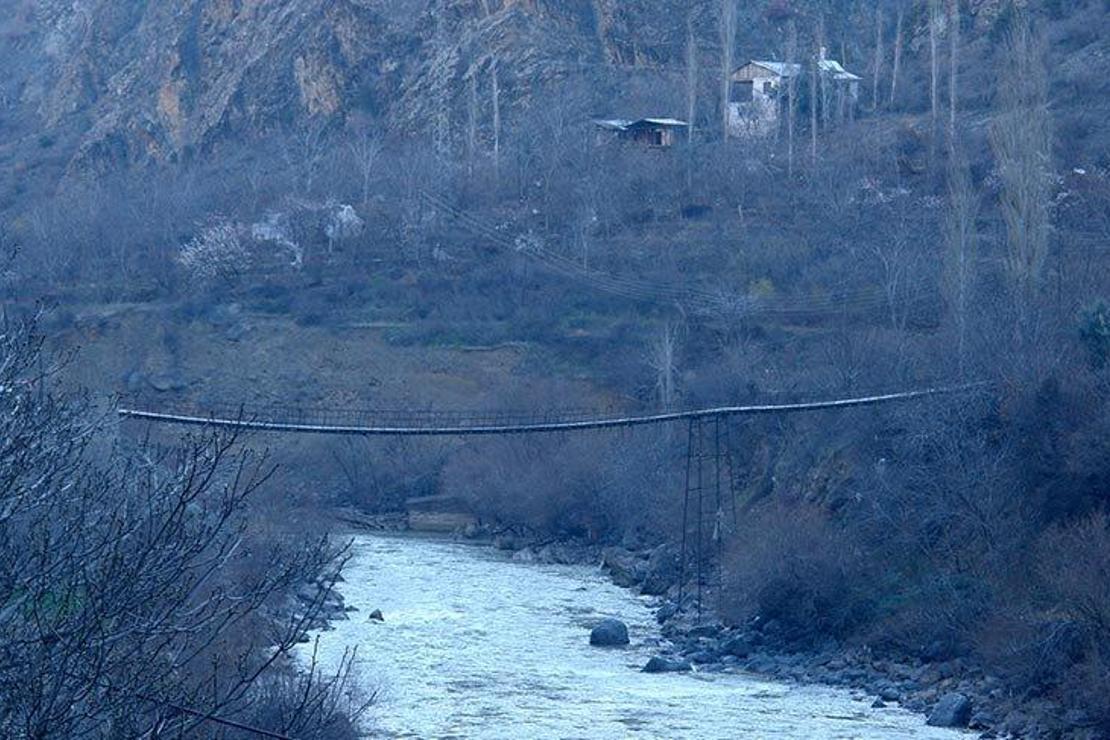 Bu köyün kapısı asma köprü