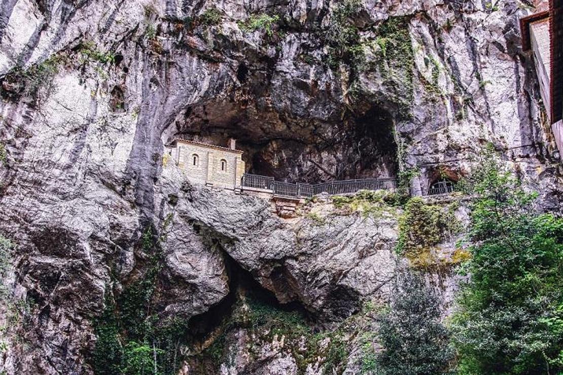 Kraliyet bölgesinin coğrafyasında kutsal bir mağara: Covadonga