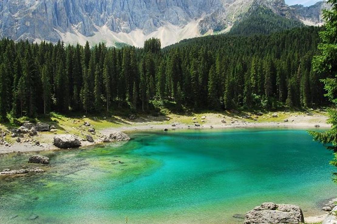 Dolomiti Dağları’nda, uzun ince bir yolda..