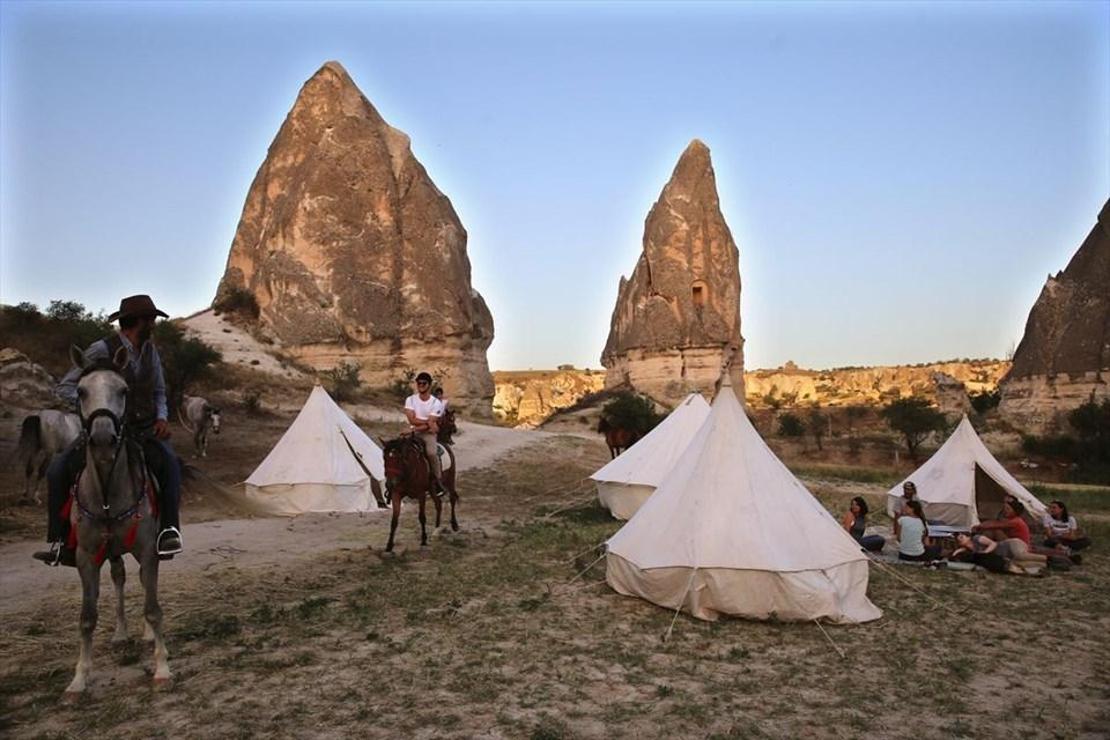 Kapadokya'da yıldızlar altında atlı kamp