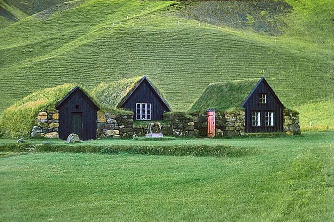 İzlanda’nın görenleri şaşkına çeviren çim evleri