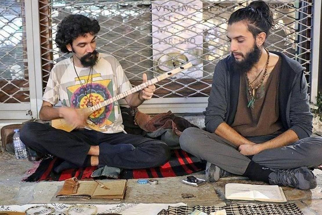 Sokaklarda etnik müzik yaparak dünyayı geziyorlar