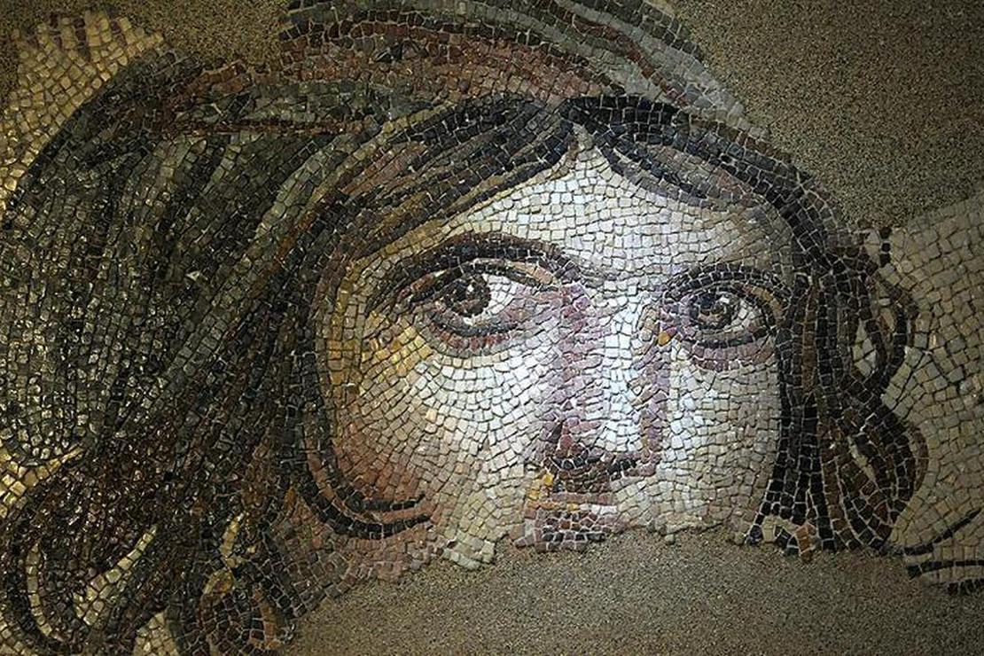 Çingene Kızı Mozaiklerinin parçaları sergiye hazırlanıyor